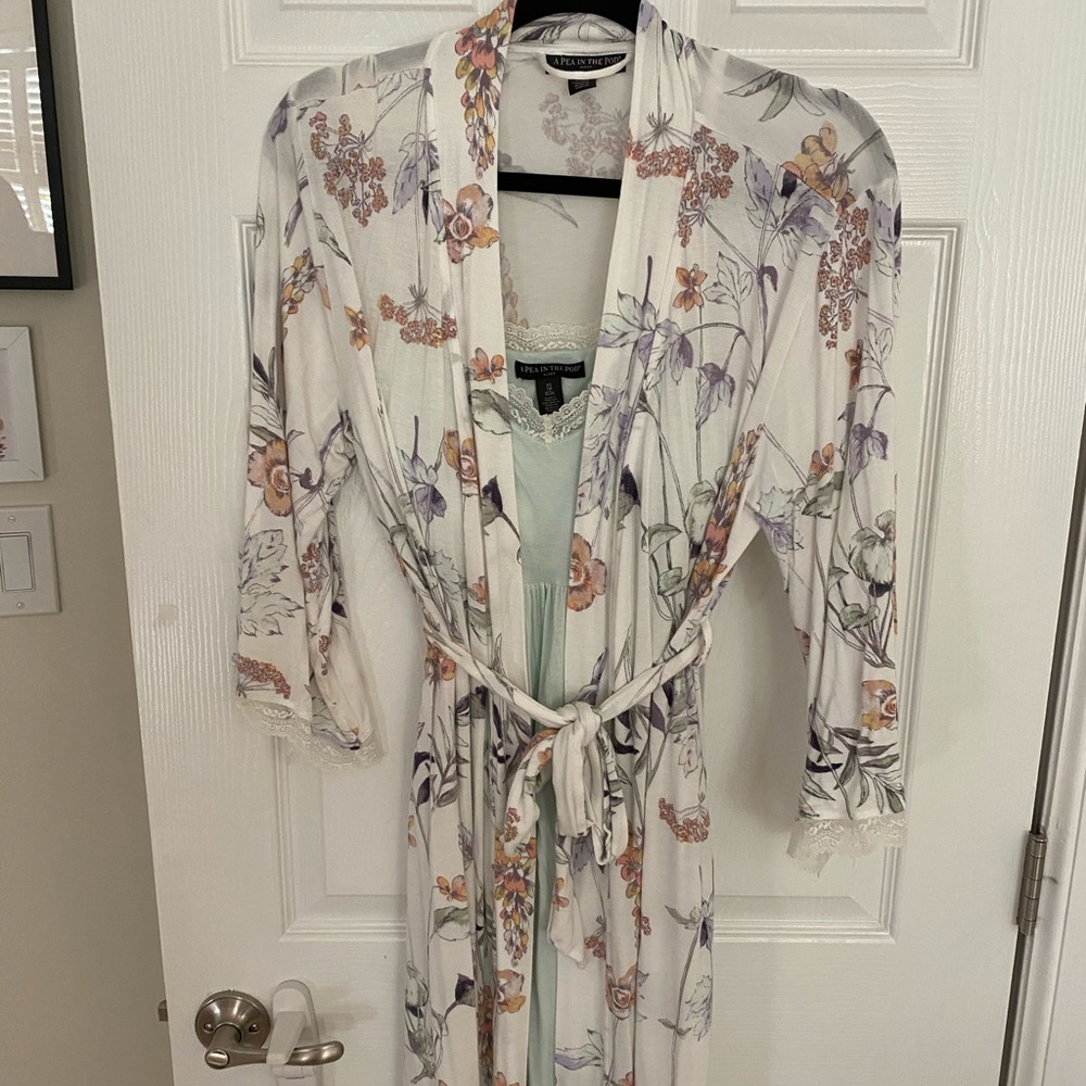 A pea in the pod maternity nightie and robe
